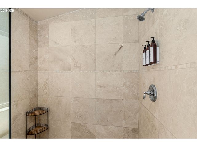 2217 CLEARWATER Ln, Hood River, OR 97031