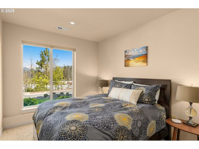 2217 CLEARWATER Ln, Hood River, OR 97031