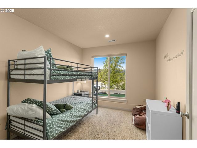 2217 CLEARWATER Ln, Hood River, OR 97031