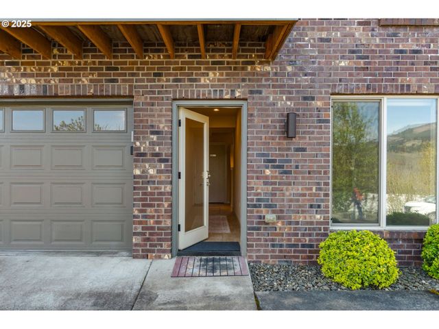 2217 CLEARWATER Ln, Hood River, OR 97031