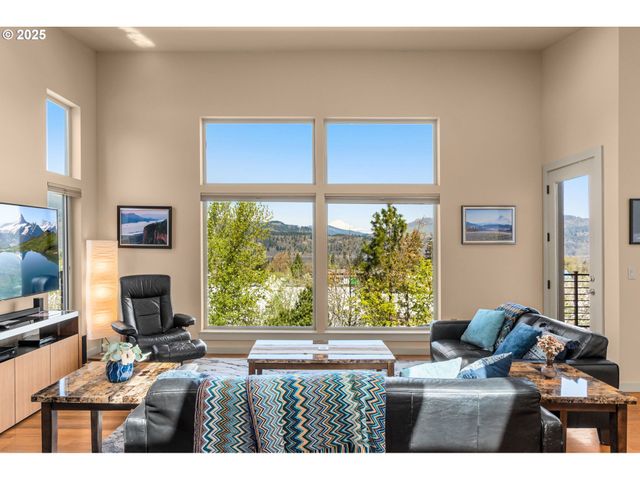 2217 CLEARWATER Ln, Hood River, OR 97031