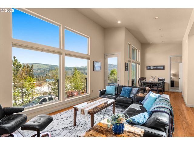 2217 CLEARWATER Ln, Hood River, OR 97031