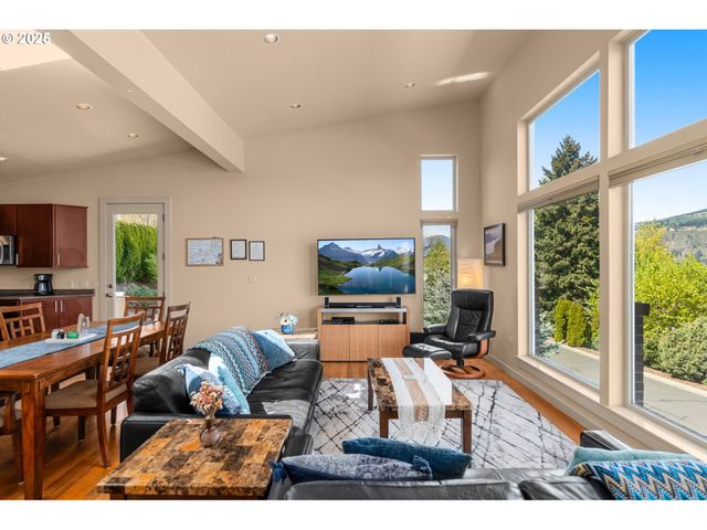 2217 CLEARWATER Ln, Hood River, OR 97031