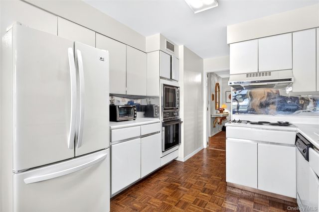 12 Bond Street 4D, Great Neck, NY 11021