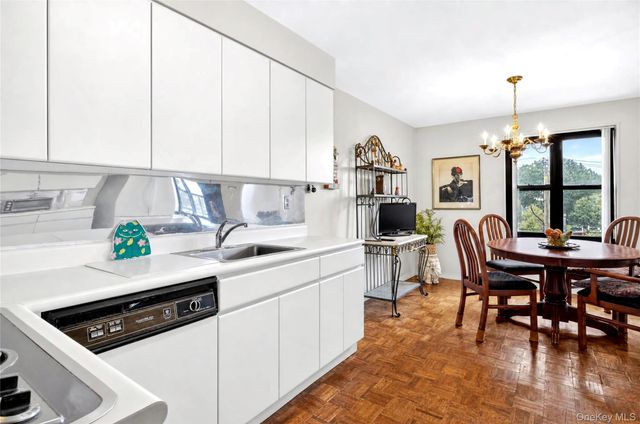12 Bond Street 4D, Great Neck, NY 11021