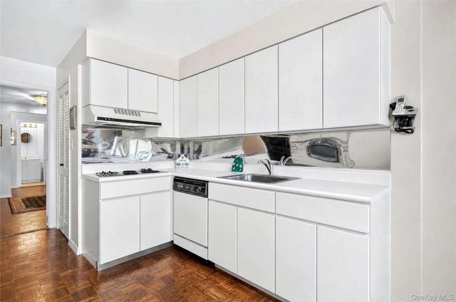 12 Bond Street 4D, Great Neck, NY 11021