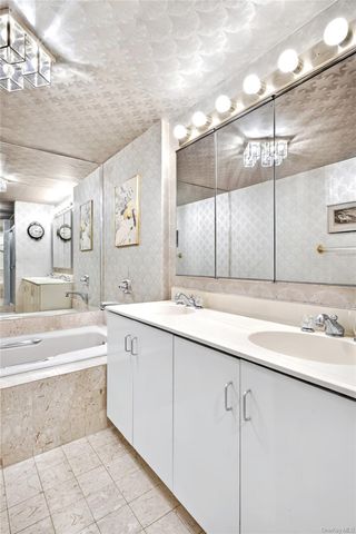 12 Bond Street 4D, Great Neck, NY 11021