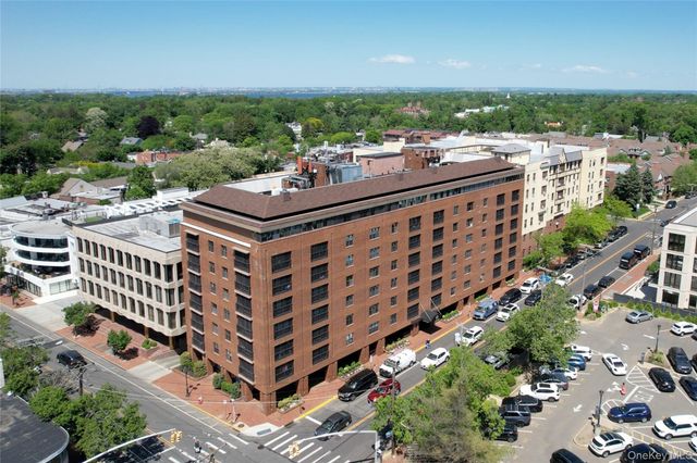 12 Bond Street 4D, Great Neck, NY 11021