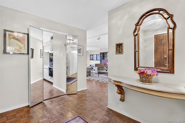 12 Bond Street 4D, Great Neck, NY 11021