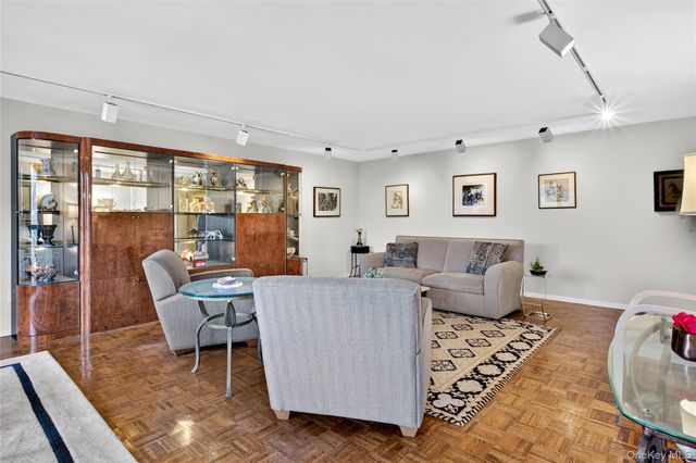 12 Bond Street 4D, Great Neck, NY 11021