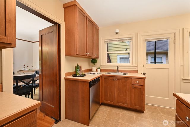 2562 6th Avenue W, Seattle, WA 98119