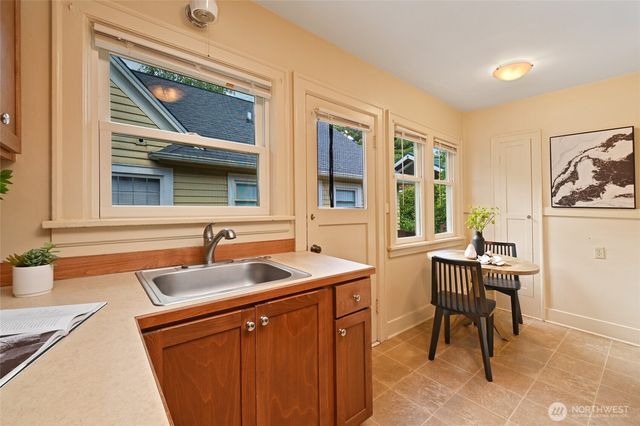 2562 6th Avenue W, Seattle, WA 98119