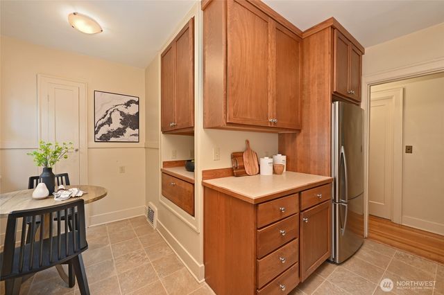 2562 6th Avenue W, Seattle, WA 98119