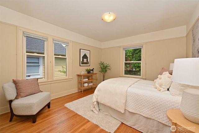 2562 6th Avenue W, Seattle, WA 98119