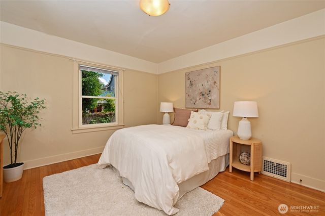 2562 6th Avenue W, Seattle, WA 98119