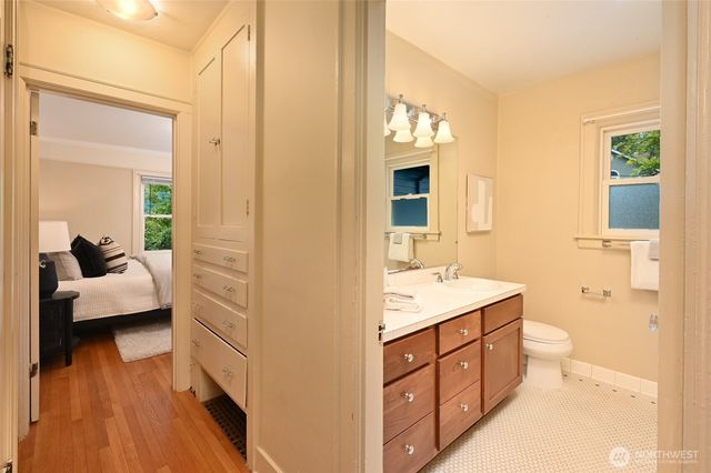 2562 6th Avenue W, Seattle, WA 98119