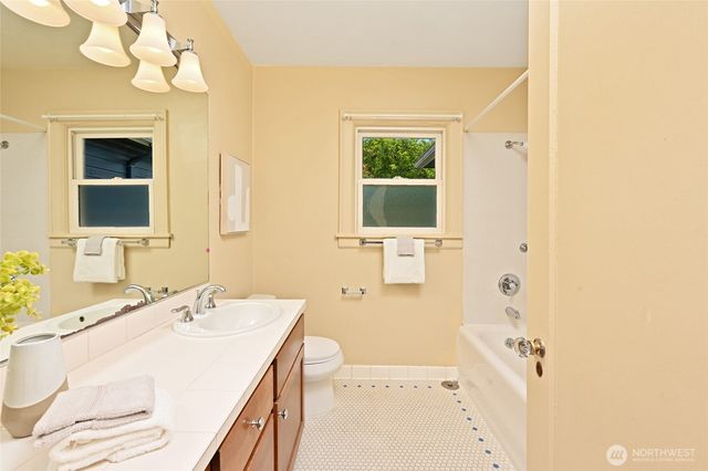 2562 6th Avenue W, Seattle, WA 98119