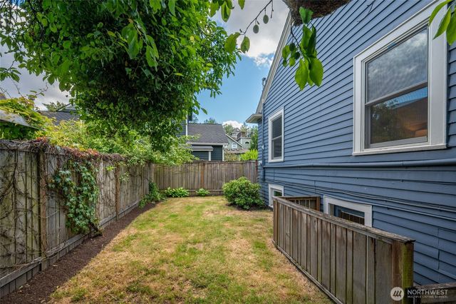 2562 6th Avenue W, Seattle, WA 98119