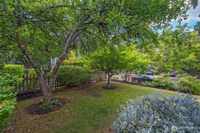 2562 6th Avenue W, Seattle, WA 98119