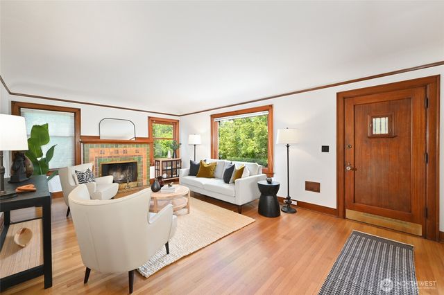 2562 6th Avenue W, Seattle, WA 98119