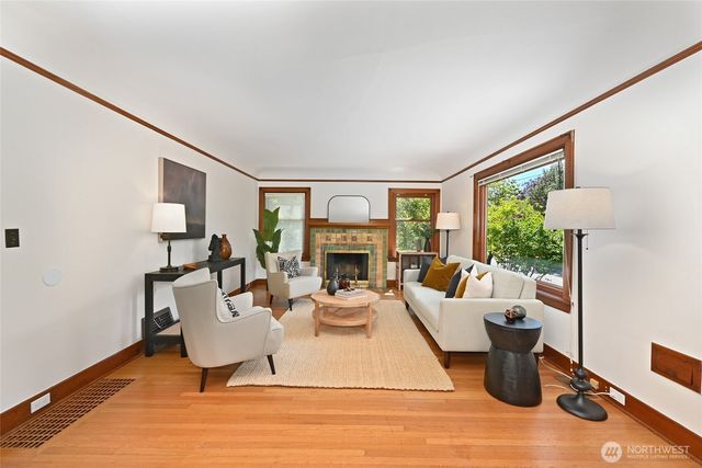 2562 6th Avenue W, Seattle, WA 98119