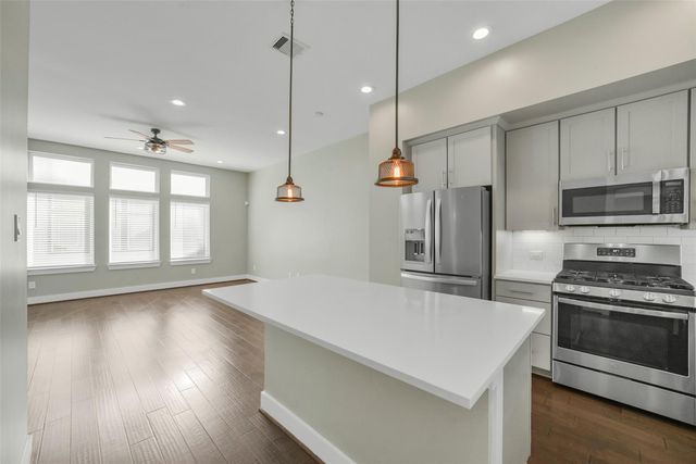 720 W Donovan Street, Houston, TX 77091