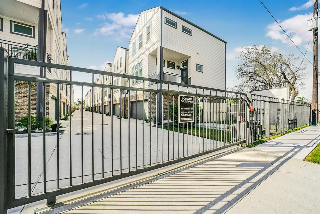 720 W Donovan Street, Houston, TX 77091