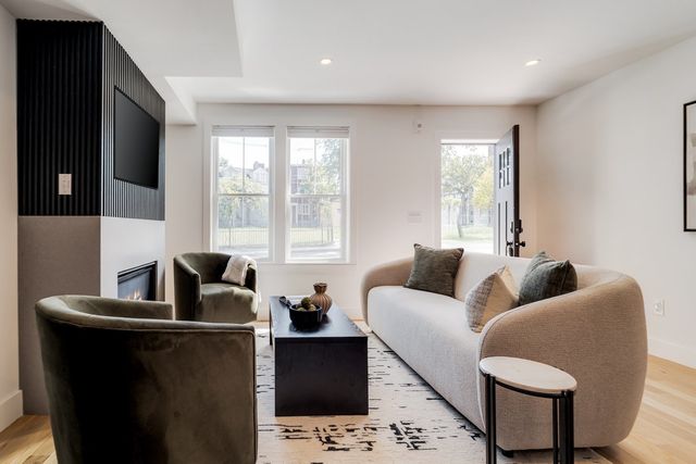 272 E Eagle 1, Boston, MA 02128