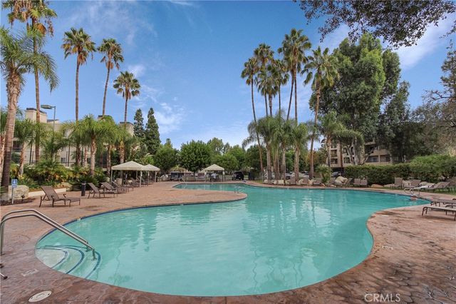 5540 Owensmouth Avenue 205, Woodland Hills, CA 91367