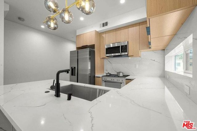 2001 Vista Del Mar Street 4, Los Angeles, CA 90068