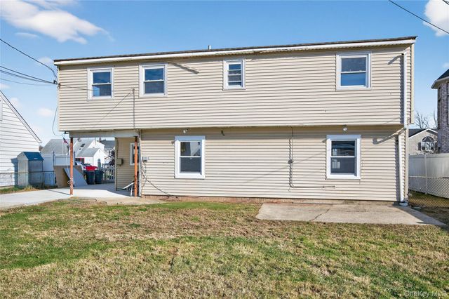 28 Candle Lane, Levittown, NY 11756