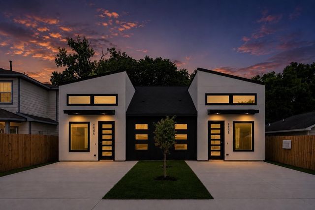 4430 Knoxville Street A-B, Houston, TX 77051