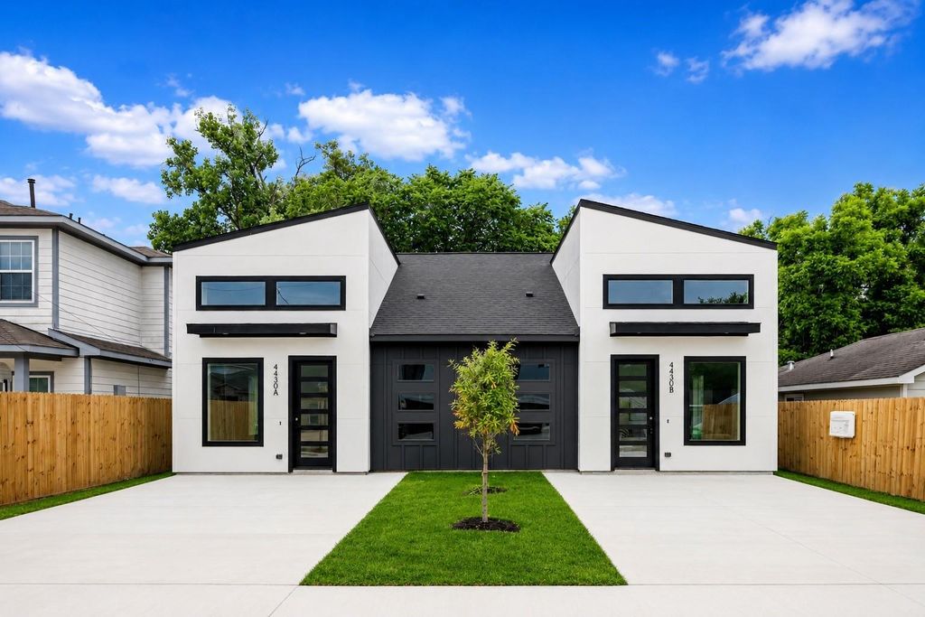 4430 Knoxville Street A-B, Houston, TX 77051