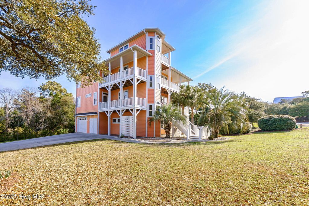 Image 10 of property listing at 200 Shipwreck Lane, Emerald Isle, NC 28594