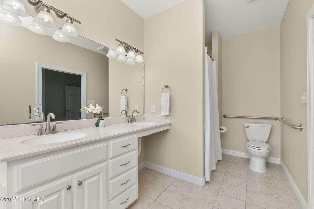 Image 18 of property listing at 200 Shipwreck Lane, Emerald Isle, NC 28594