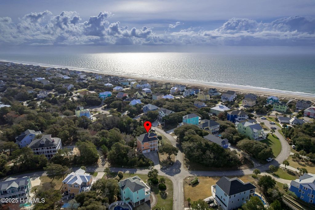 Image 3 of property listing at 200 Shipwreck Lane, Emerald Isle, NC 28594