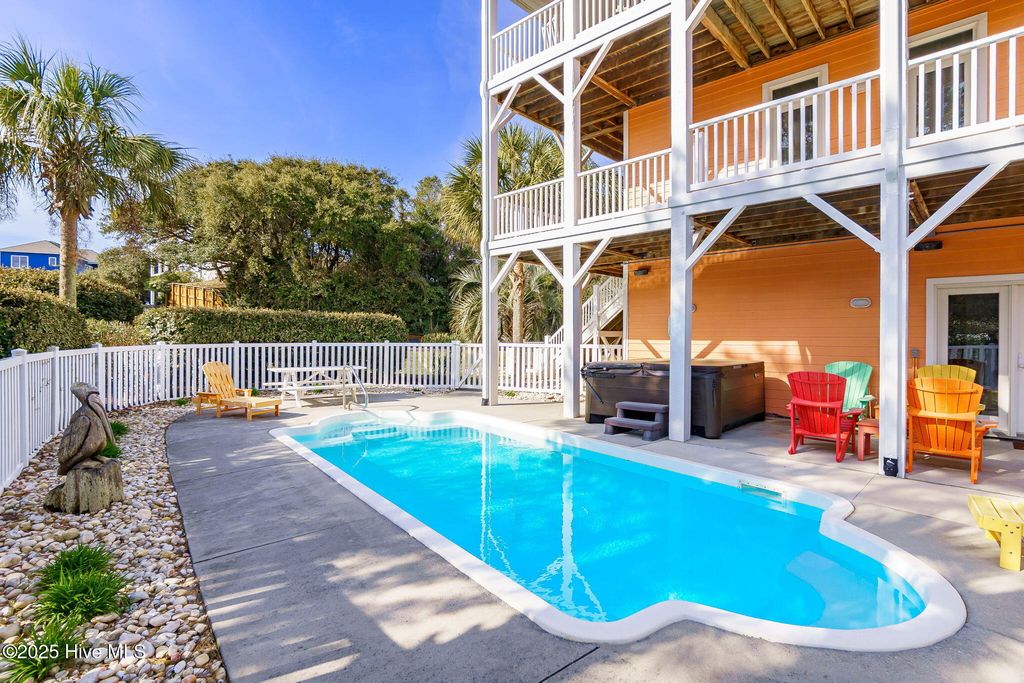 Image 4 of property listing at 200 Shipwreck Lane, Emerald Isle, NC 28594