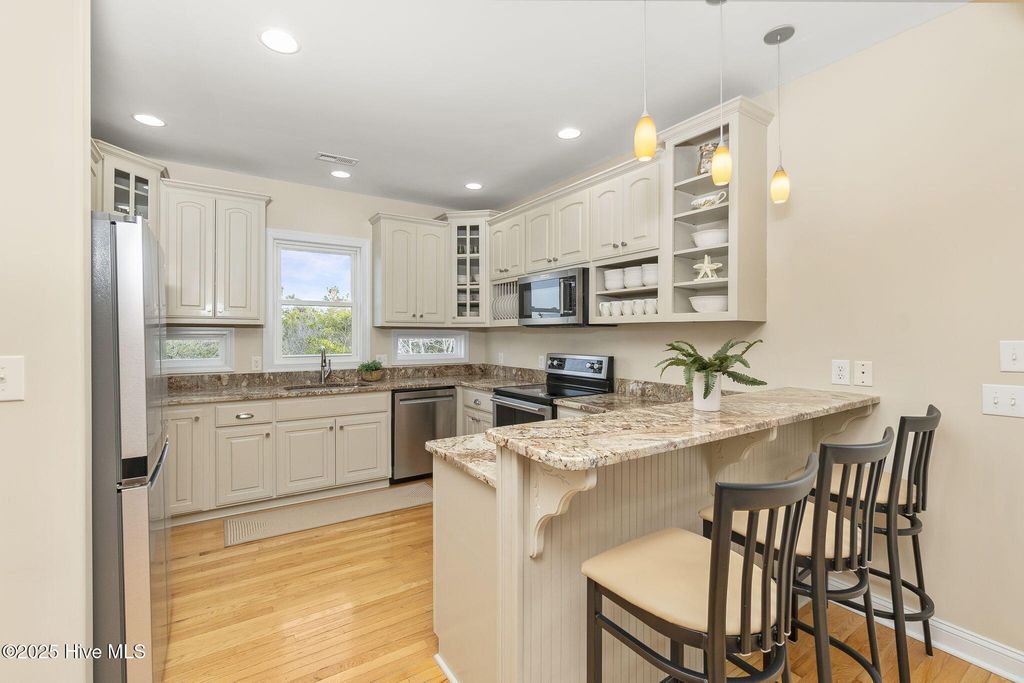 Image 5 of property listing at 200 Shipwreck Lane, Emerald Isle, NC 28594