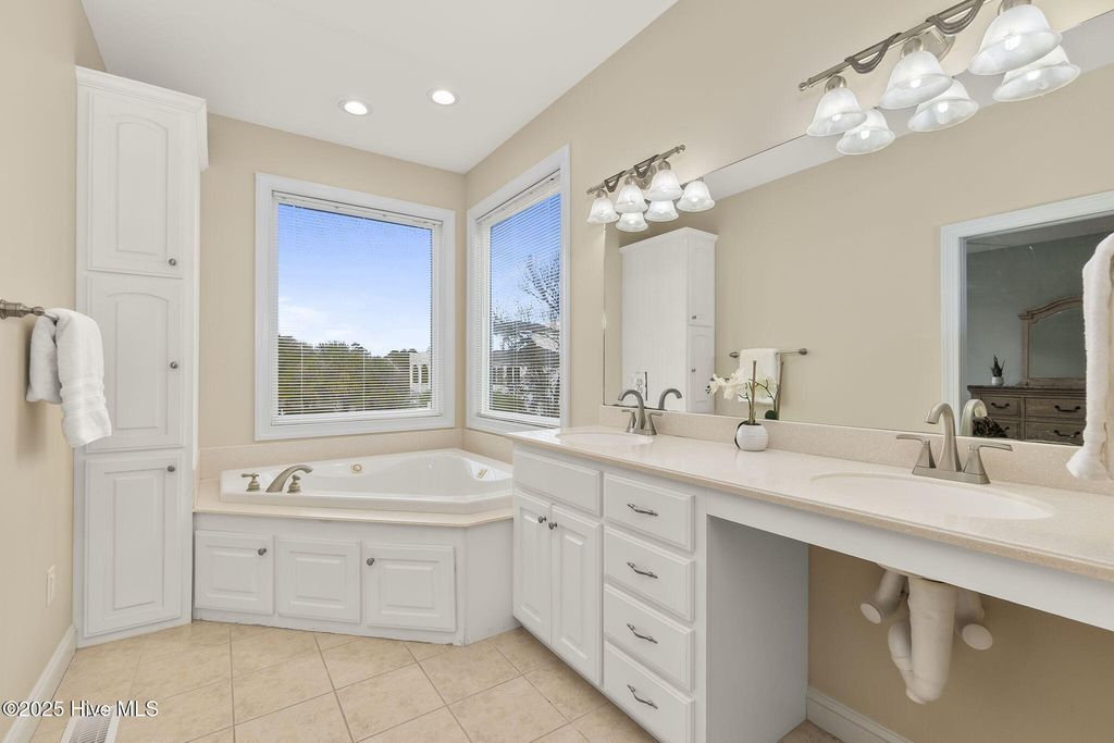 Image 8 of property listing at 200 Shipwreck Lane, Emerald Isle, NC 28594