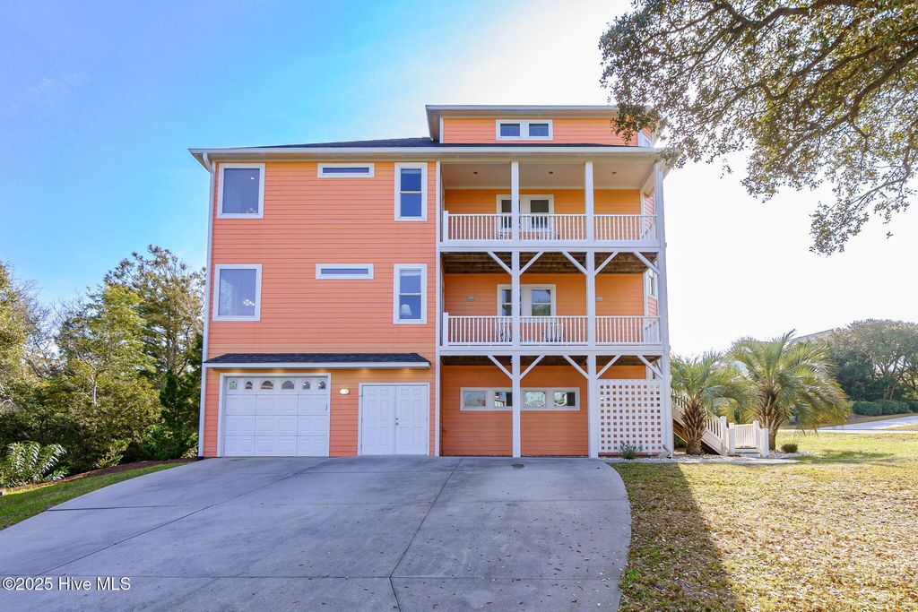 Image 9 of property listing at 200 Shipwreck Lane, Emerald Isle, NC 28594