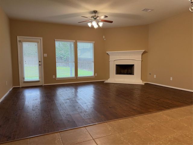1092 Shadow Glenn Drive, Conroe, TX 77301