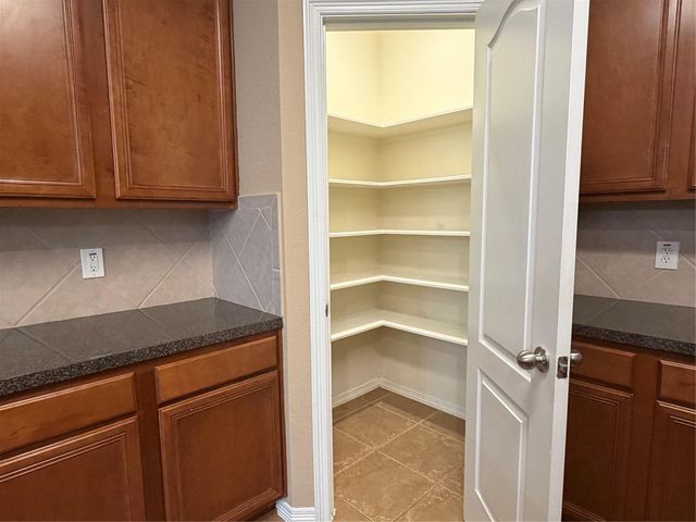 1092 Shadow Glenn Drive, Conroe, TX 77301