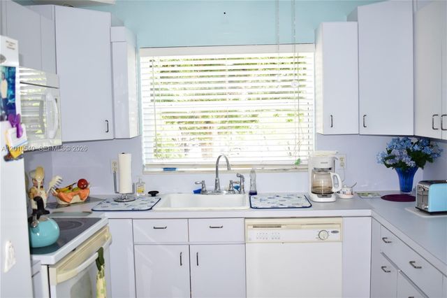 9321 Sunrise Lakes Blvd 201, Sunrise, FL 33322