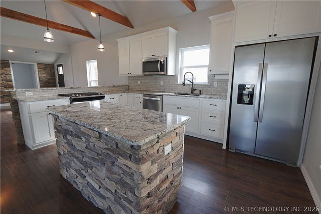 25437 E 690 Road, Wagoner, OK 74467