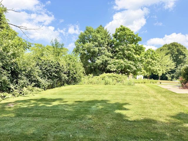 875 Anthony LANE, Brookfield, WI 53045