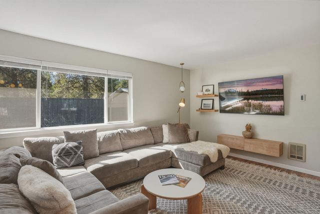 55601 Swan Road, Bend, OR 97707