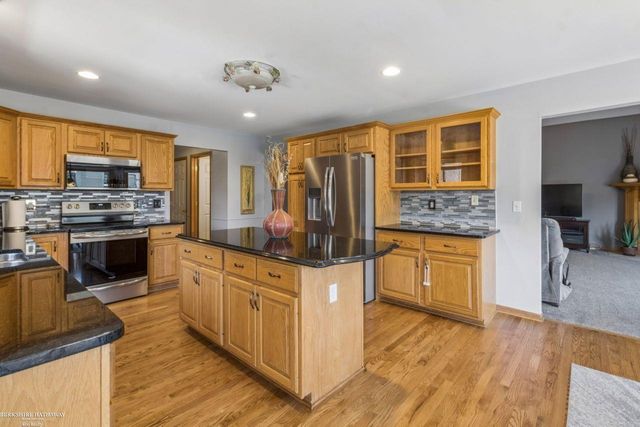 52688 Clinton Oak Lane, Shelby Twp, MI 48316