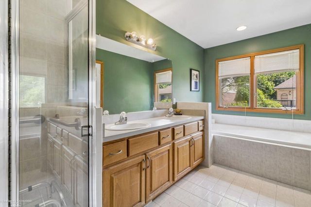 52688 Clinton Oak Lane, Shelby Twp, MI 48316