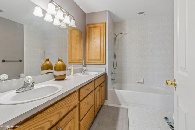 52688 Clinton Oak Lane, Shelby Twp, MI 48316