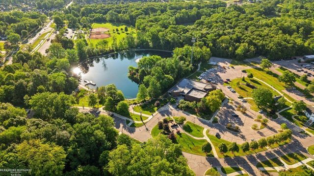 52688 Clinton Oak Lane, Shelby Twp, MI 48316